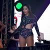 Anitta apostou em look ousado para show no Rio. Vestindo um macacão que deixava suas costas nuas, a cantora fez apresentação sensual na Zona Oeste do Rio, na madrugada de sábado para domingo, 22 de novembro de 2015
