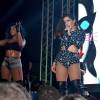 Anitta apostou em look ousado para show no Rio. Vestindo um macacão que deixava suas costas nuas, a cantora fez apresentação sensual na Zona Oeste do Rio, na madrugada de sábado para domingo, 22 de novembro de 2015