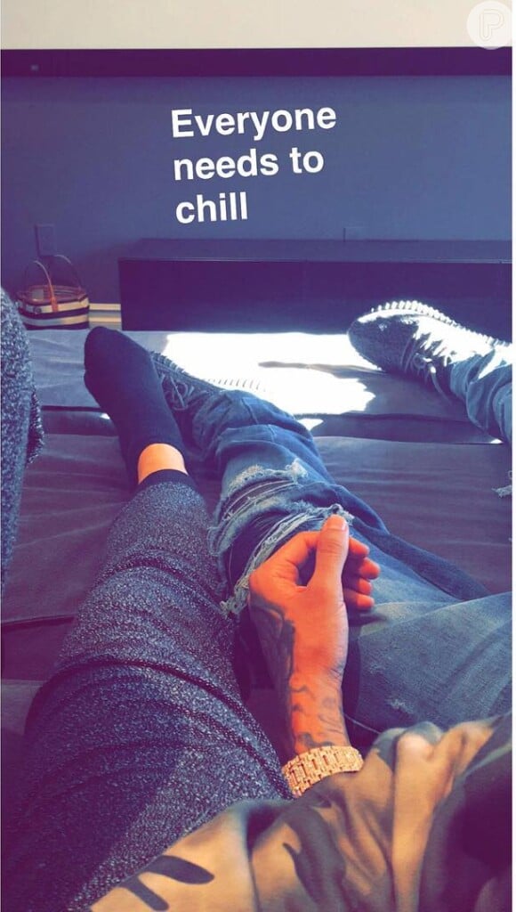 Kylie Jenner postou foto com os pés e mãos dos dois juntos na cama
