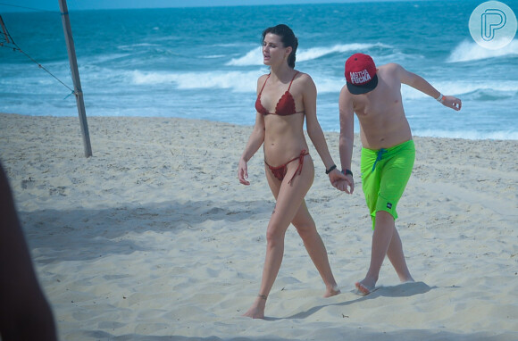 Isabeli Fontana exibiu boa forma em dia de praia com os filhos. Noiva do cantor Di Ferrero curtiu sol em Fortaleza neste domingo, 22 de novembro de 2015