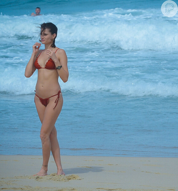 Isabeli Fontana exibiu boa forma em dia de praia com os filhos. Noiva do cantor Di Ferrero curtiu sol em Fortaleza neste domingo, 22 de novembro de 2015