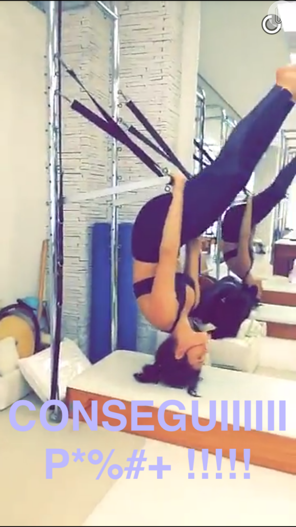 Bruna Marquezine se divertiu enquanto fazia aula de pilates neste domingo (22)