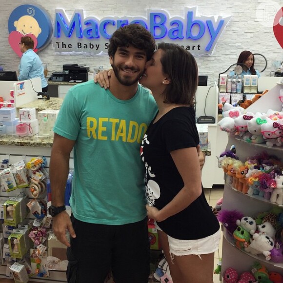 Deborah Secco assumiu o namoro com Hugo Moura em fevereiro. Já grávida, atriz viajou aos Estados Unidos, para comprar o enxoval de Maria Flor