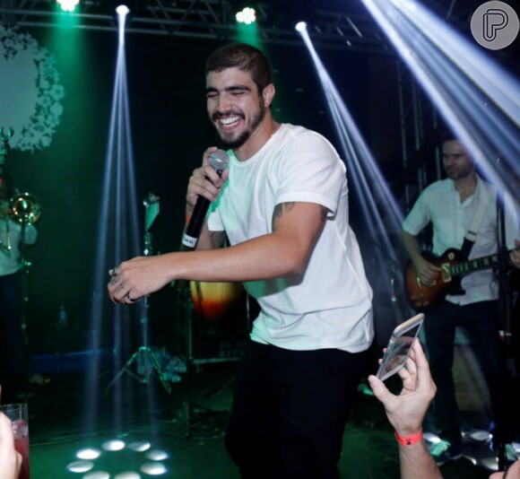 Caio Castro curtiu o feriado da Consciência Negra, na sexta-feira (20), no Cafe de la Musique Beach Club São Pedro, em São Paulo
