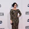 Demi Lovato chegou ao American Music Awards 2015 usando um vestido Lorena Sarbu