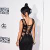 Karrueche Tran mostrando seu look de costas no American Music Awards 2015
