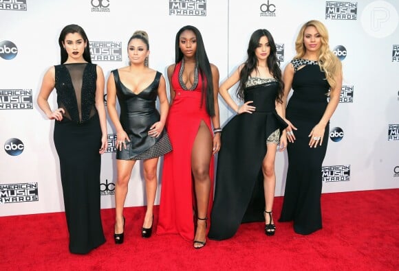 As meninas do Fifth Harmony e seus looks no tapete vermelho do American Music Awards 2015