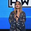 Jennifer Lopez trocou de look 10 vezes durante o American Music Awards, neste domingo, 22 de novembro de 2015