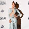Jennifer Lopez trocou de look 10 vezes durante o American Music Awards, neste domingo, 22 de novembro de 2015