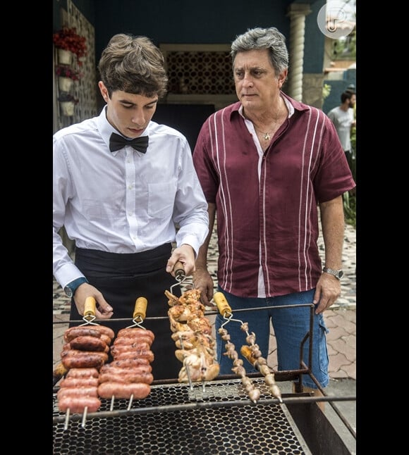 Novela 'Malhação': Vanda (Solange Couto) determina que Luan (Vitor Novello) trabalhe com Jorge (Eduardo Galvão), e ele inicia no churrasco de comemoração