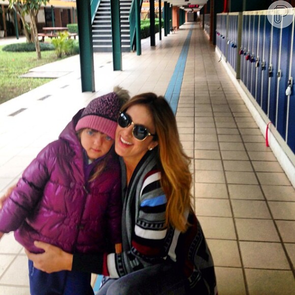 Ticiane Pinheiro acorda cedo para levar Rafaella Justus na escola. A imagem foi publicada em 15 de agosto de 2013