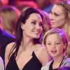 Angelina Jolie posa com a filha mais velha, Shiloh, de 9 anos