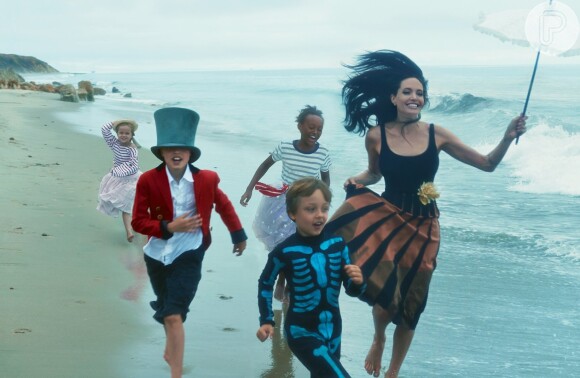 Angelina Jolie posou com suas crianças para a revista 'Vogue'