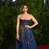 Para o Tony Awards 2015, Jennifer escolheu um vestido Valentino tomara que caia, com detalhes em dourado.