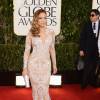 Cauda longa, tule e renda no 70th Annual Golden Globe Awards 2013. Mais um vestido Zuhair Murad que é a cara da Jennifer Lopez!