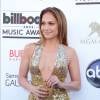Jennifer Lopez brilhou no tapete vermelho do prêmio Billboard 2013 com um vestido superdecotado dourado do estilista Zuhair Murad