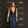 Jennifer Lopez usou um elegante vestido decotado Gucci com muito brilho