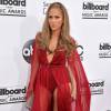 Jennifer Lopez no Billboard Music Awards 2014 com um vestido vermelho decotado e com muita transparência da coleção de inverno 2014 da grife Donna Karan