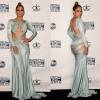 Um dos vestidos usados por Jennifer Lopez, com recortes estratégicos e de corda, foi assinado por Charbel Zoe