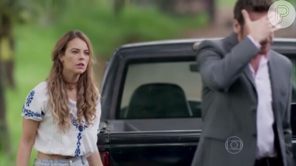 Novela 'Além do Tempo': Melissa (Paolla Oliveira) conta a Pedro (Emílio Dantas) que Lívia (Alinne Moraes) tem um caso com Felipe (Rafael Cardoso)