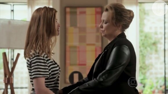 Novela 'Além do Tempo': Lívia (Alinne Moraes) conta para a mãe, Emília (Ana Beatriz Nogueira) que está apaixonada por Felipe (Rafael Cardoso)