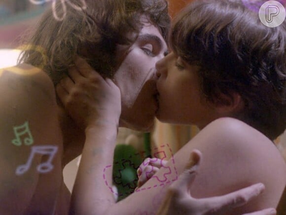 A primeira vez de Pedro (Rafael Vitti) e Karina (Isabella Santoni) em 'Malhação - Sonhos' foi uma das cenas mais marcantes da novelinha teen, que levou os fãs do casal 'Perina' à loucura em 15 de janeiro de 2015