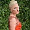 Lady Gaga chegou com tudo com um vestido vermelho feito pelo renomado estilista Tom Ford no British Fashion Awards. Evento de moda teve Victoria Beckham, David Beckham e mais famosos na noite desta segunda, 23 de novembro de 2015