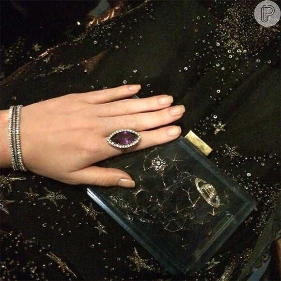 Marina Ruy Barbosa usou anel da avó na entrega do Emmy