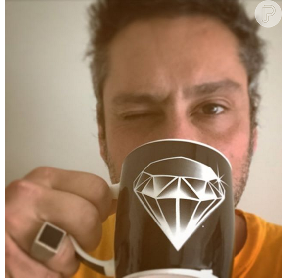 Usando o anel do Comendador, Alexandre Nero comemorou no Instagram: 'O Emmy 2015 é nosso!!! Viva 'Império'. Muito orgulhoso de tudo e de todos!'