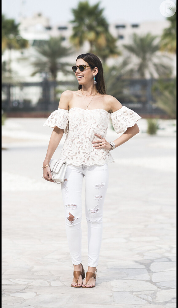 A blogger Camila Coutinho escolheu uma bata em renda para compor o look all white, com bata da multimarcas Sauce, na sua viagem por Dubai