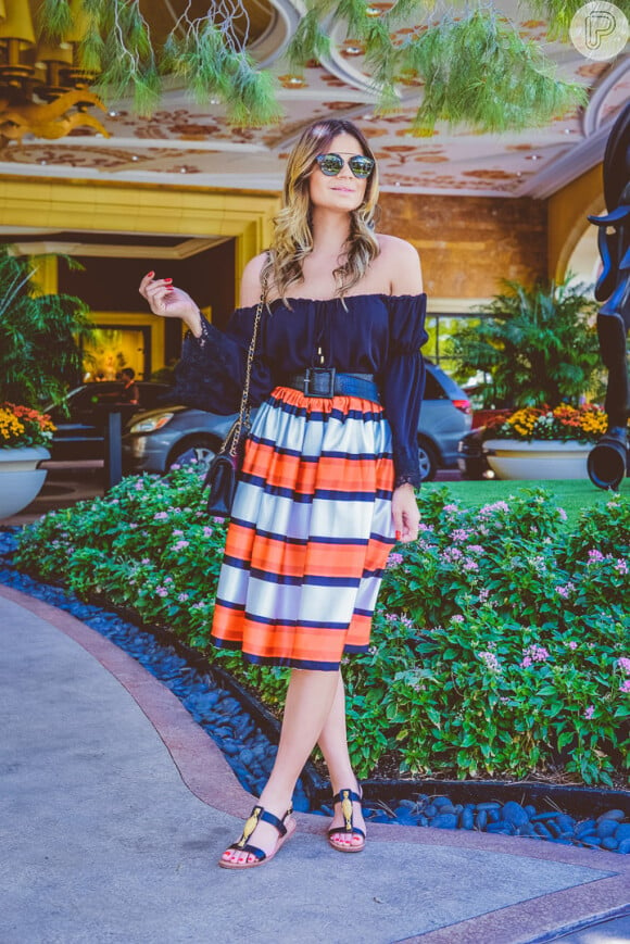 A blogger Thássia Naves apostou em uma blusa ciganinha e saia midi listrada, da grife mineira Skazi, para compor seu look em Las Vegas