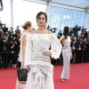 A atriz até usou um modelo Têca por Helô Rocha, que ultrapassa o valor de R$2.000, em première no Festival de Cannes 2015
