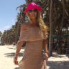 Adriane Galisteu usou o mesmo vestido para curtir uma praia. A peça, da Galeria Tricot, está à venda no site da marca por R$ 335