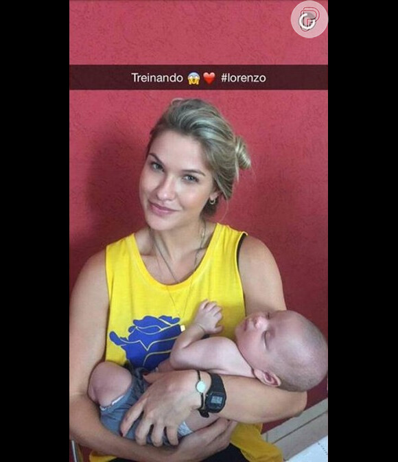 Andressa Suita brincou em foto com o sobrinho de Gusttavo Lima: 'Treinando', escreveu a noiva do cantor sertanejo nesta terça, 24 de novembro de 2015
