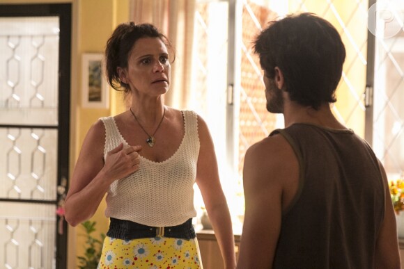 Jonatas (Felipe Simas) é confrontado por Rosângela (Malu Galli), na novela 'Totalmente Demais', em 25 de novembro de 2015