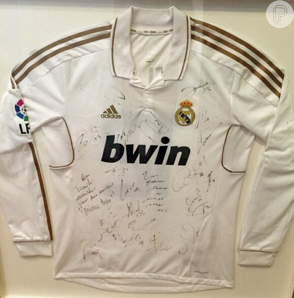 Michel Teló tem em quadro a camiseta assinada pelo time do Real Madrid: 'O Cristiano Ronaldo dançou 'Ai, Se Eu Te Pego' e a música virou uma loucura mundo afora'
