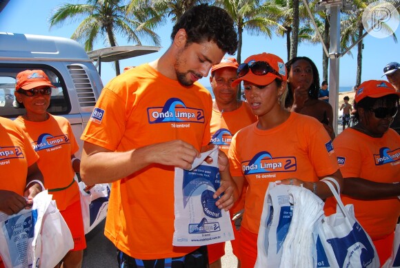 Ator é muito engajado na questão do meio ambiente e participou de uma ação distribuindo saquinhos para evitar que as pessoas jogem lixo nas areias
