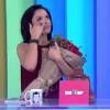Cauã deixou a apresentadora Monica Iozzi emocionada ao presenteá-la com rosas vermelhas