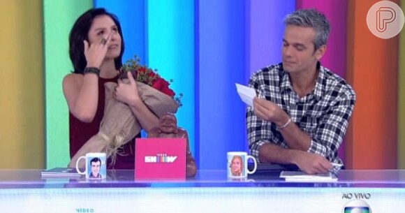 Cauã deixou a apresentadora Monica Iozzi emocionada ao presenteá-la com rosas vermelhas