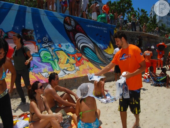 O ator é muito engajado nas questões ambientais e participou de uma ação para evitar que as pessoas jogem lixo na areia das praias