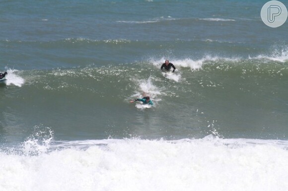 Na praia da Macumba, Zona Oeste do Rio, pai e filho mostram que levam jeito para surfar