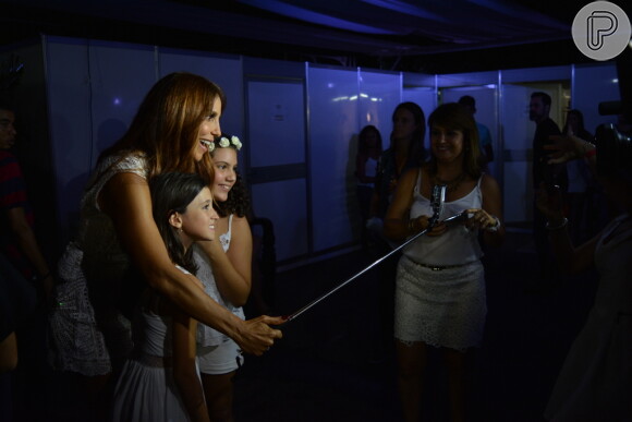 Ivete Sangalo tirando foto com fãs no início do evento