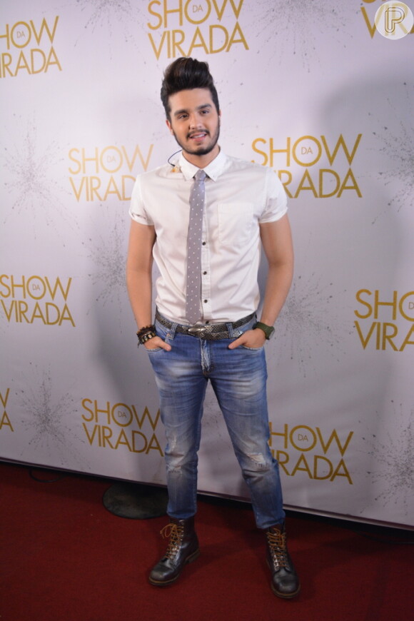 Luan Santana marcando presença na gravação do "Show da Virada" em Salvador