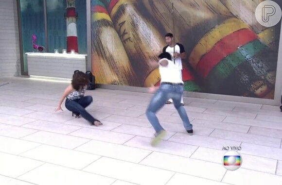 Fátima Bernardes caiu sentada ao jogar capoeira no 'Encontro'