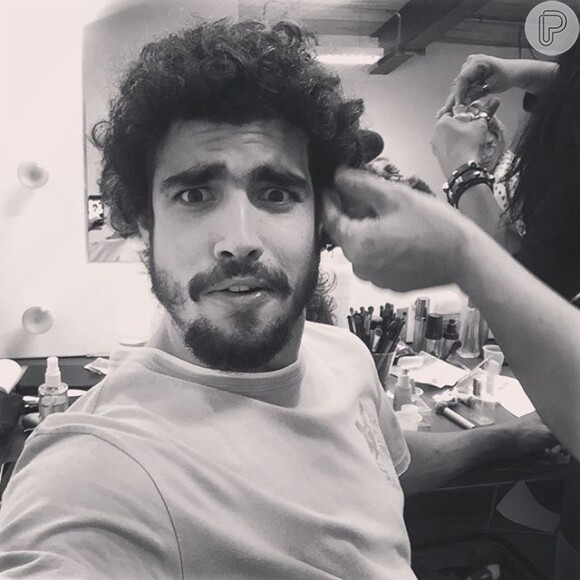 Nesta quinta-feira, 26 de novembro de 2016, Caio Castro apareceu usando uma peruca de cabelos cacheados em seu Instagram. 'Luz, câmera, ação!', escreveu ele na legenda