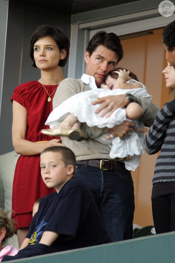 Tom Cruise com a pequena Suri no colo quando ainda era casado com Katie Holmes