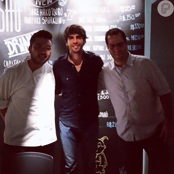 Kaká posou para uma foto com funcionários do restaurante japonês Kosho na mesma noite em que foi visto jantando com Vanessa no estabelecimento