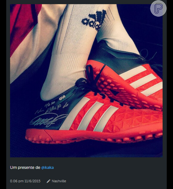 O irmão da Vanessa é apaixonado por futebol e costuma ganhar alguns mimos do 'tio' Kaká, como esta chuteira autografada que exibiu em uma foto na sua conta do Instagram