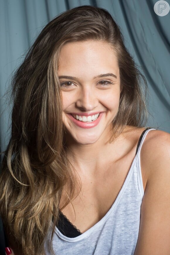 Cassandra (Juliana Paiva) também entra na seleção de candidatas do concurso Garota Totalmente Demais, na novela 'Totalmente Demais'