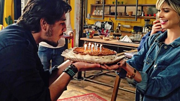 Daniel Rocha completa 25 anos e ganha bolo de aniversário de Julianne Trevisol